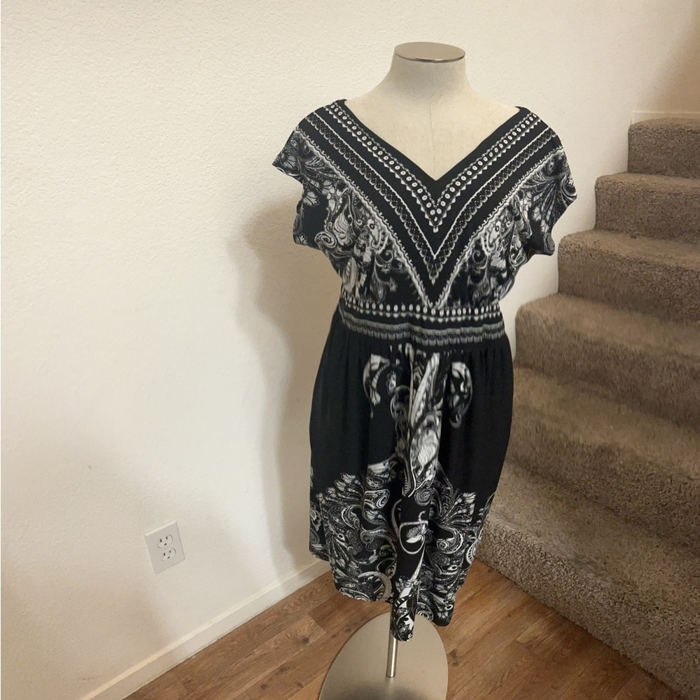 👗 Black And White V-neck Dress